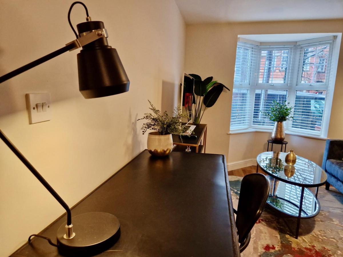 Stylish Luxury Serviced Apartment Next To City Centre With Free Parking - Contractors & Relocators コヴェントリー エクステリア 写真