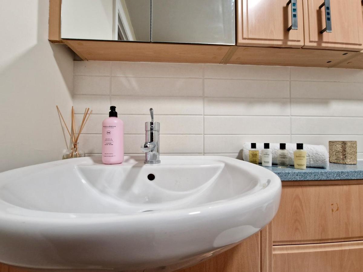 Stylish Luxury Serviced Apartment Next To City Centre With Free Parking - Contractors & Relocators コヴェントリー エクステリア 写真
